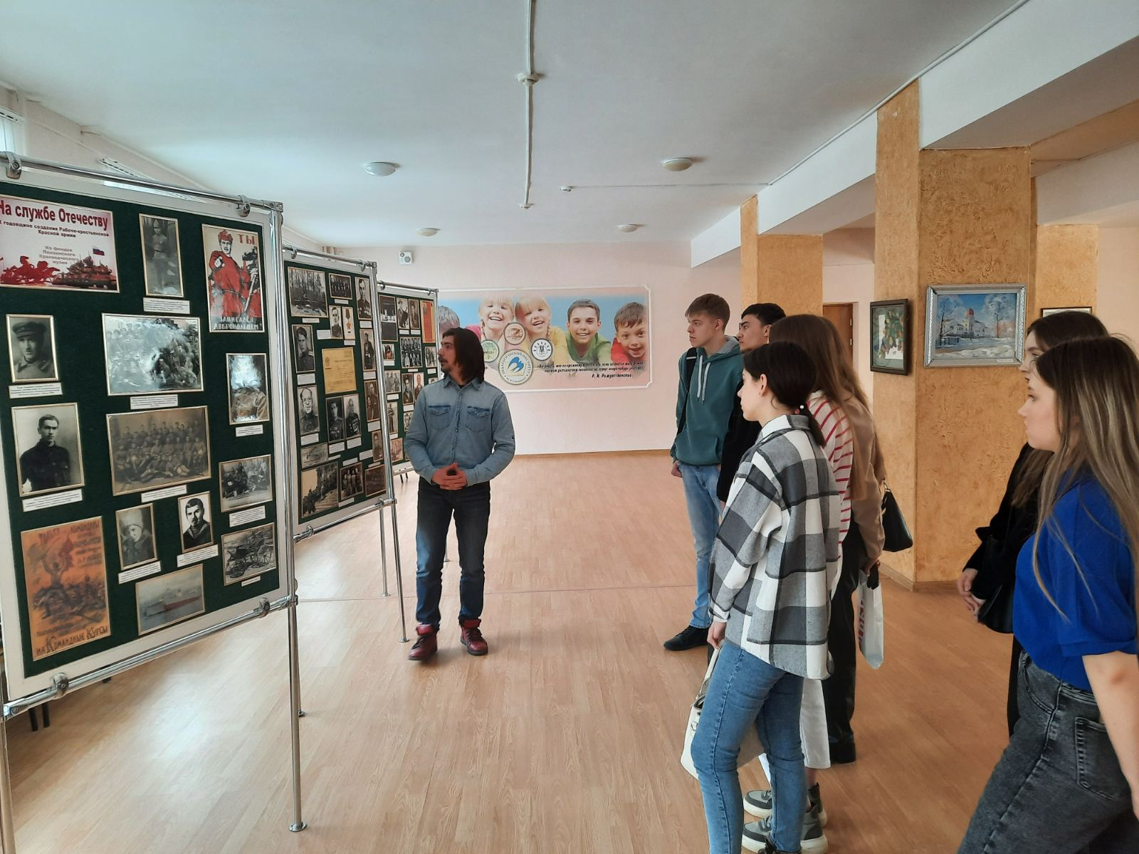 Посещение выставки Защитники отечества